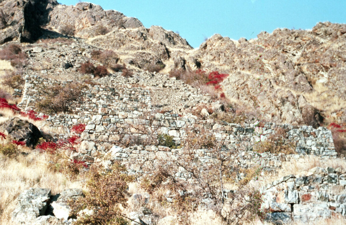 The stamp mill at Eureka Bar, uphill from slide 093.